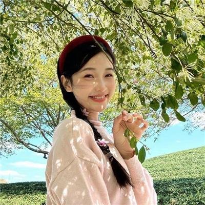 乐坛天后又出大瓜：机场牵手女助理，评论区沦陷，长达一周